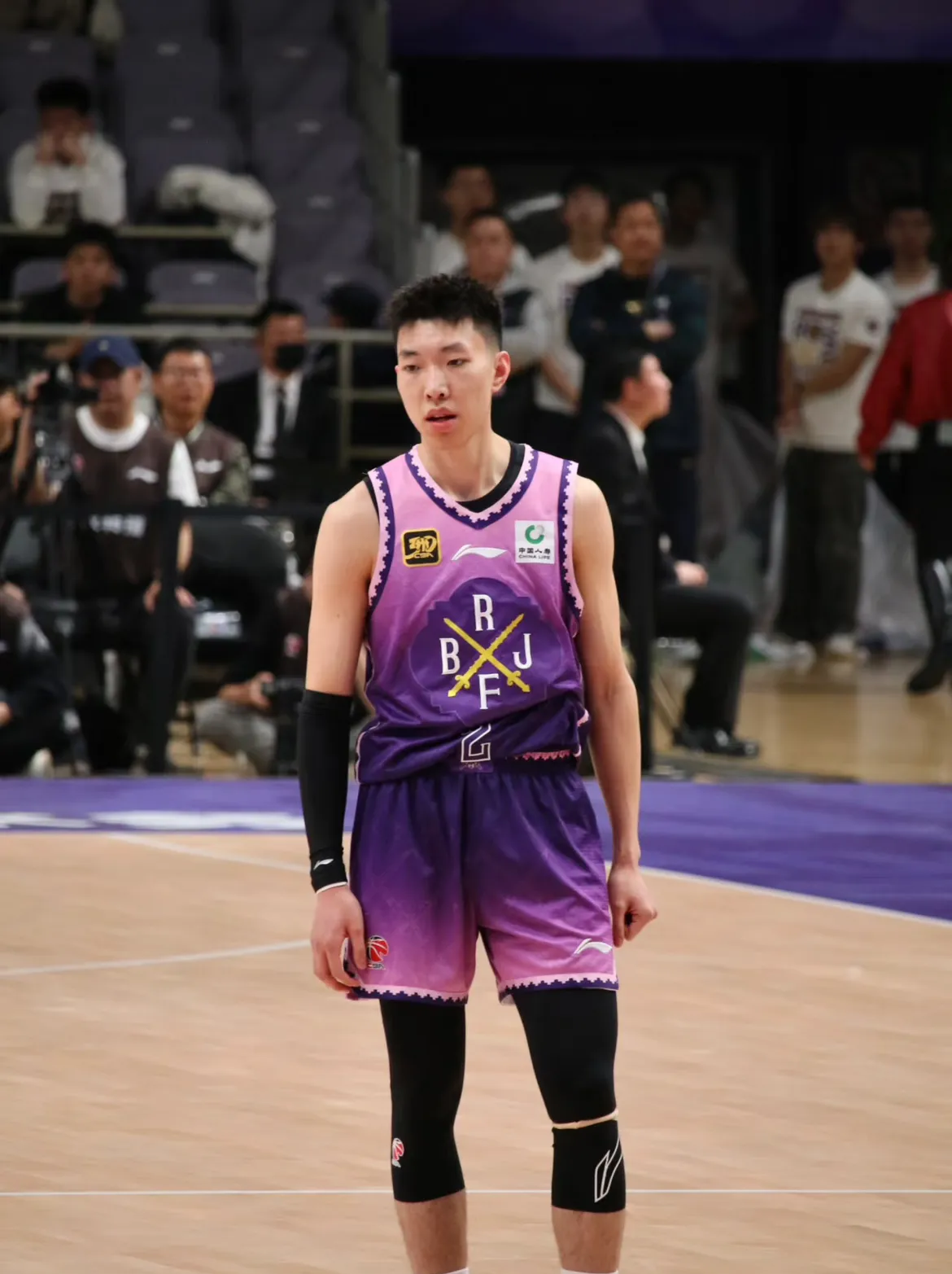 篮球职业联赛势均力敌，球队拼尽全力的简单介绍
